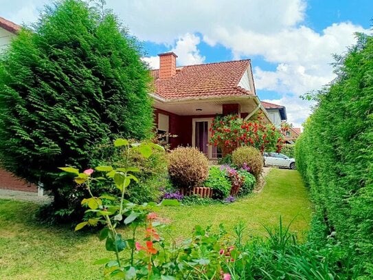 Großzügiger 6-Zi-Bungalow mit Keller, Terrasse, Garten, Kamin, Garage und Wohnkomfort