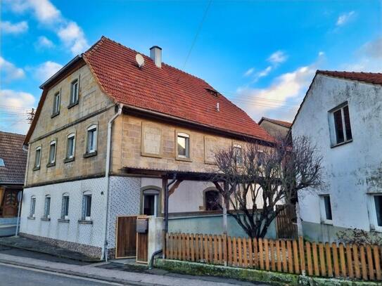 Bauernhaus mit großem Grundstück und vielen Nebengebäuden