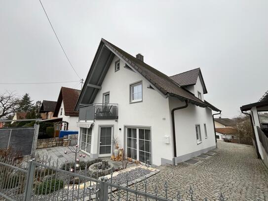 Freistehendes Einfamilienhaus im top Zustand, neue Küche, zwei Terrassen in ruhiger Siedlungslage!