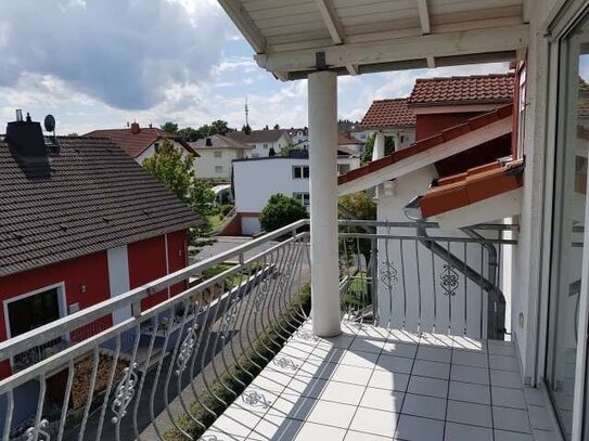 Helle Dachgeschoß-Wohnung mit EBK, Balkon und tollem Blick!