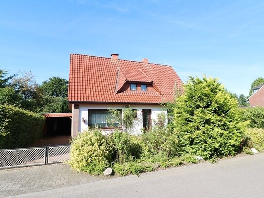 Teilmodernisiertes, älteres Wohnhaus mit Carport, sowie Keller und Garten