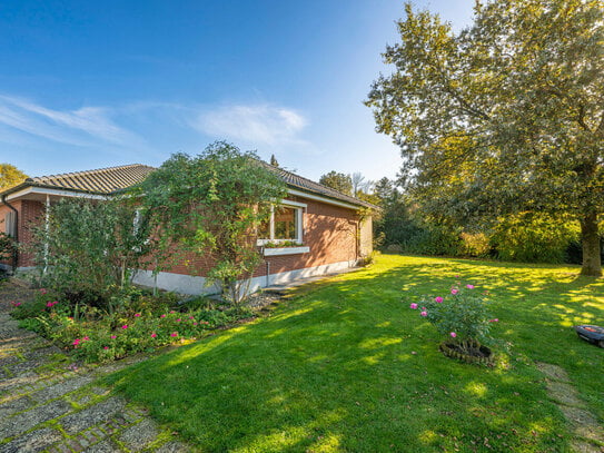 "Wohnoase in Wörth - Bungalow mit paradiesischem Garten"