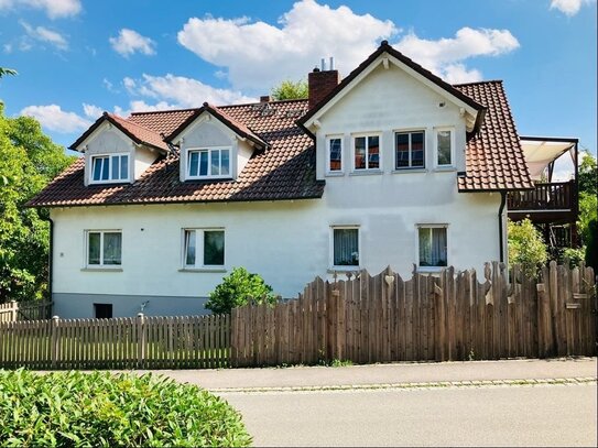 Geschmackvoll ausgestattetes 2 Fam-Wohnhaus mit Nebengebäude, Garagen und herrlichem Garten, Grund 1.361 m², Wfl. 250 m²