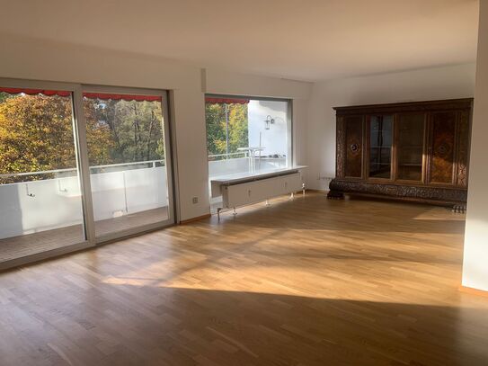 Geräumige Wohnung mit Balkon und Parkblick