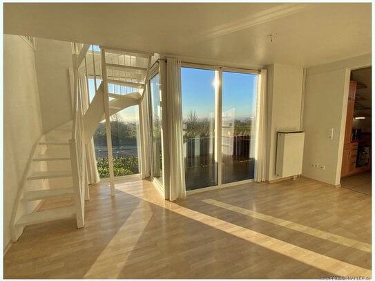 HUSUM Sensationeller Ausblick: Wunderschöne 3 Zimmer Maisonette Bj 2000 mit Süd-Balkon und Carport!