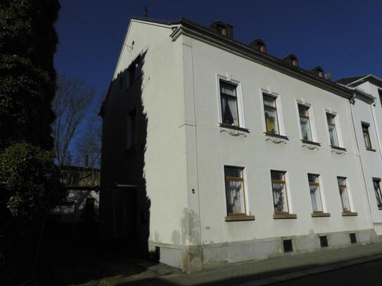 Größtenteils saniertes 3-Familienhaus mit Grundstück, Garage und Nebengebäude in ruhiger Stadtlage von Netzschkau zu ...