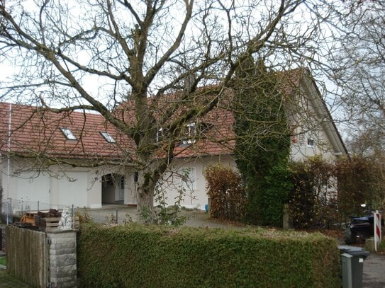 großzügig Erdgeschosswohnung - in Dreifamilienhaus