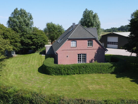 Resthof in Alleinlage bei Husum, Neuwertig, Wärmepumpe, 450 m² Halle, ELW, Marschblick