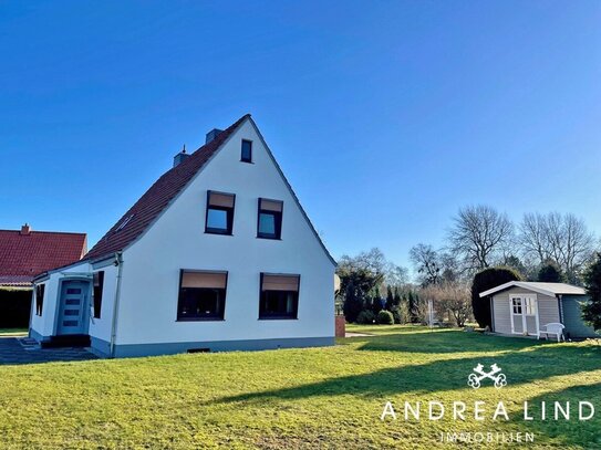 Sehr gepflegtes Einfamilienhaus mit großem Grundstück und Seeblick