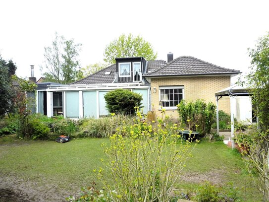 Geräumiger freistehender Bungalow mit großem Garten und zwei Garagen in top Lage