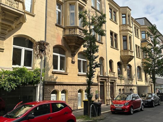 Kassel: Mitte am Brüder-Grimm-Platz: 1 Zimmer - Wohnung im DG einer Jugendstil-Villa