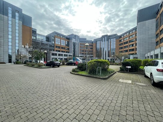 Außergewöhnliche Büroflächen in einladendem Gewerbepark zu mieten. Aufzug, modernes Konferenzcenter