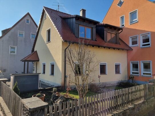 Schnäppchenjäger aufgepasst! Einfamilienhaus, Baujahr 2000 mit drei Zimmern, Garage und Einbauküche