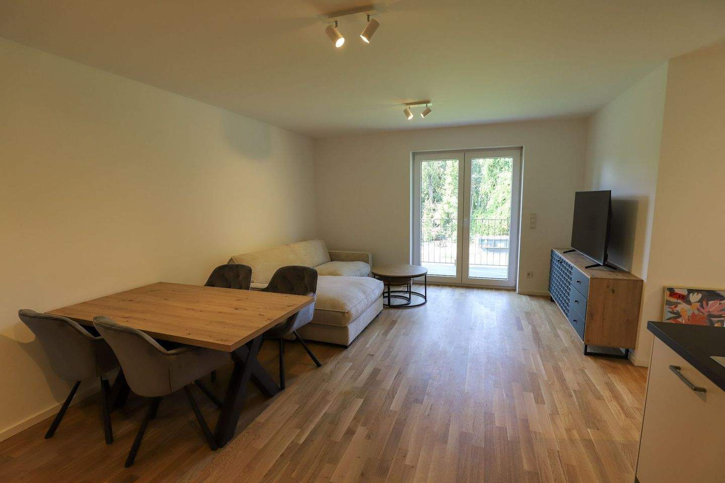                                                               ** Feldrandlage** Vollm&ouml;blierte 4-Zimmer-Wohnung mit Einbauk&uuml;che und Balkon                                                       in Wixhausen (Darmstadt)