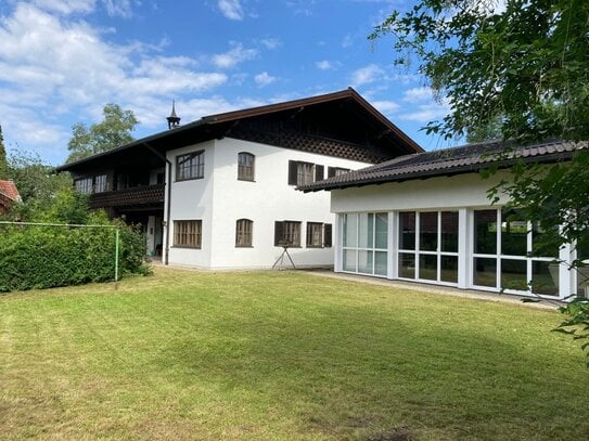 TOP LAGE - Elegante Landhausvilla mit sep. SPA-Bereich, wenige Meter v. Chiemsee, mit Geschichte