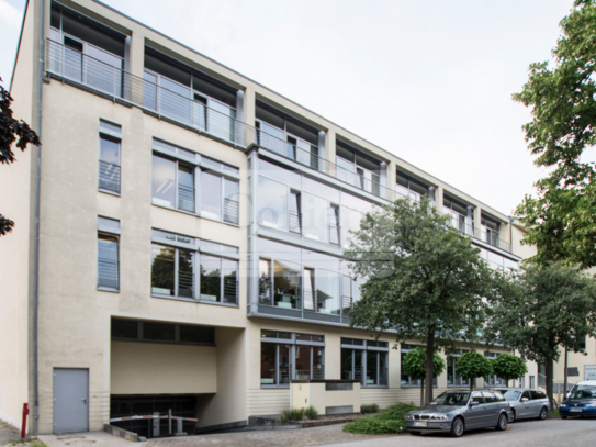 Lichtdurchflutetes Büro am Osterbekkanal