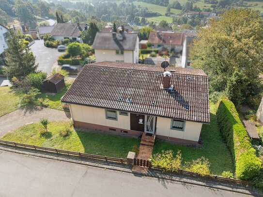 Eingebettet in die Natur: Idyllisches Einfamilienhaus mit traumhaftem Ausblick in Eichenbühl