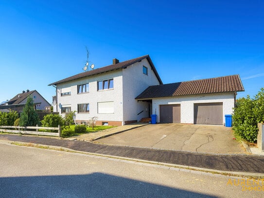 Vermietetes Zweifamilienhaus in Offenstetten, Abensberg, mit großem Grundstück - zu verkaufen.