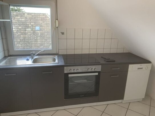 schöne, helle kleine DG-wohnung mit EinbauKüche/ Badewanne/teilmöbliert