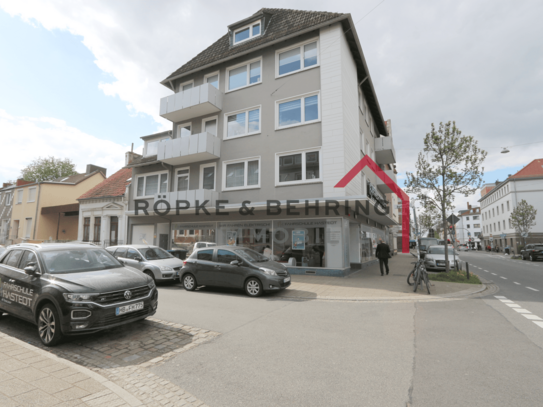 Sanierte 3,5-Zimmer-Wohnung im 1. Obergeschoss mit Balkon.