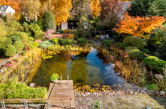 EXKLUSIVES WOHNEN mit Wasserblick auf 960 qm Sonnengrundstück- dicht am Park