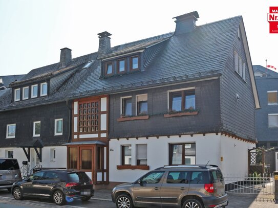 Attraktiv und familienfreundlich! Zweifamilienhaus in zentraler Lage von Winterberg-Stadt