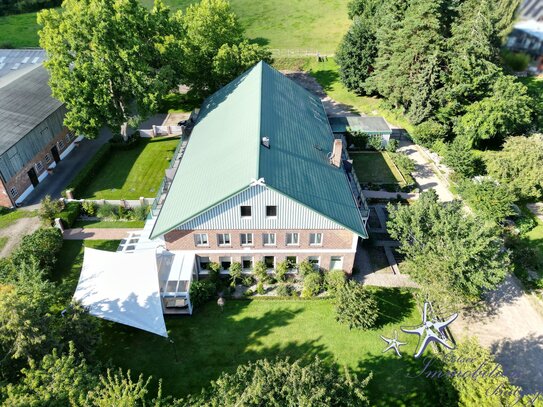 Vollständig saniertes Mehrfamilienhaus + Reithalle, Reitplatz, Stallgebäude sowie Weideland in Eutin