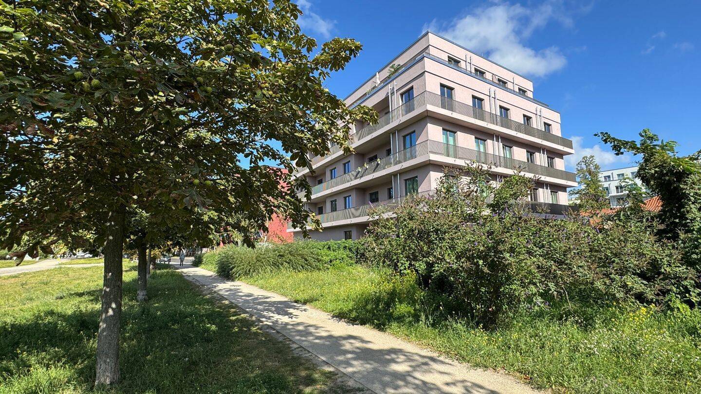 Traumlage am Wasser: Nachmieter für 3 Zimmer 75 qm Neubauwohnung mit Balkon gesucht - Photo 1