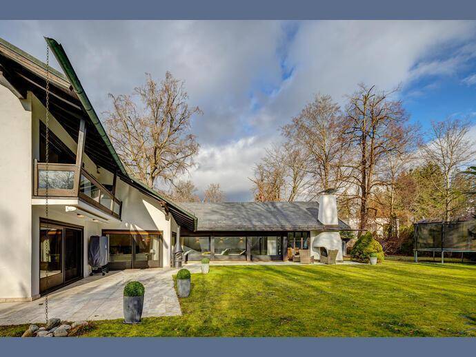                                                               Möbliert: Großzügige Villa mit Pool in exklusiver Lage Grünwalds                                                       in Grünwald (München)