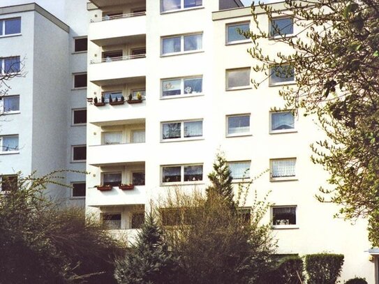 Ruhige - Sehr schöne 2,5 - Zimmer Wohnung mit Balkon; Personenaufzug, Bad mit Wanne, Keller,