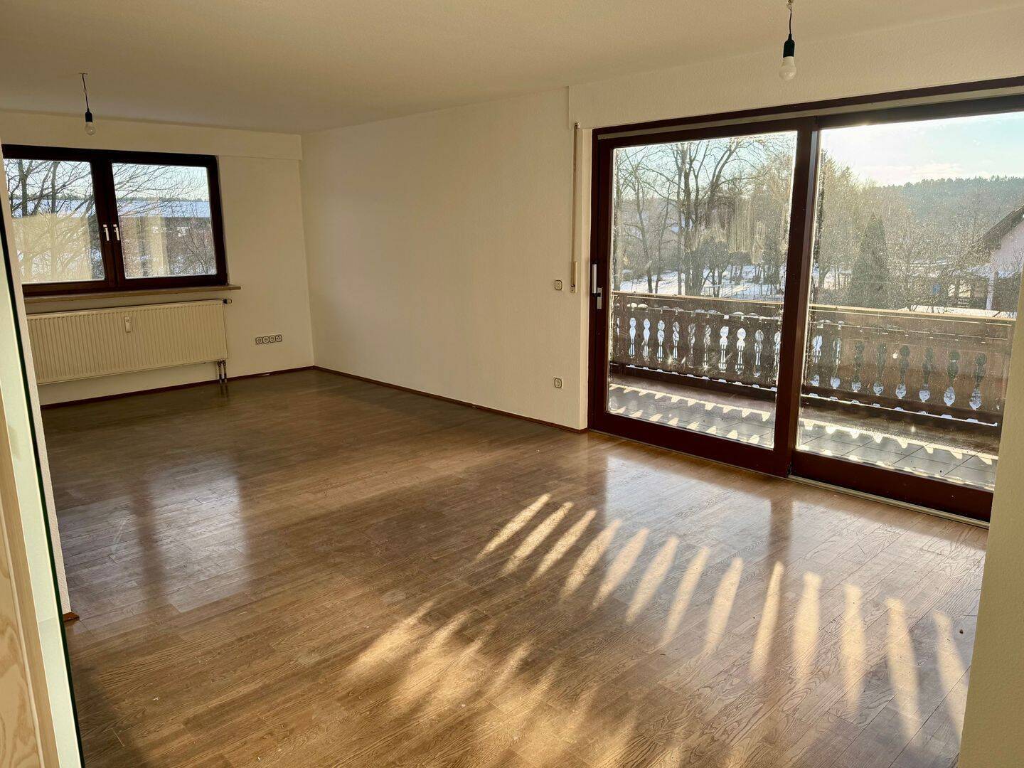                                                               Gro&szlig;z&uuml;gige 5-Zimmer Wohnung in Waldrandlage mit S&uuml;d-Balkon                                                       in Roth (Roth)