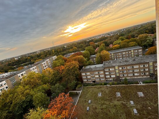 * WEITBLICK * 3,5 Zimmerwohnung * 2 Balkone * TG Stellplatz * Aufzug *