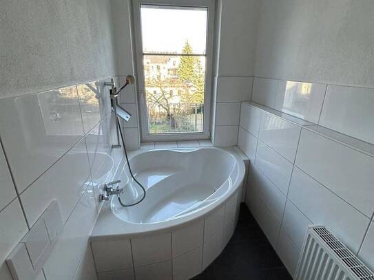 Kompakte 3-Zimmer mit Laminat, Balkon und Eckwanne in guter Lage