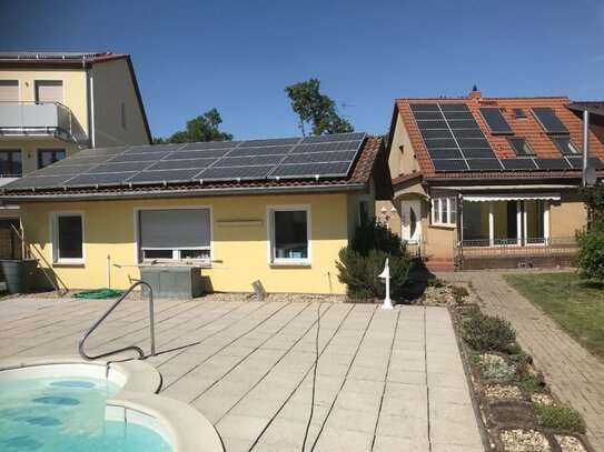 Gepflegt mit großem Pool, Kamin, Wintergarten und PV- Anlage