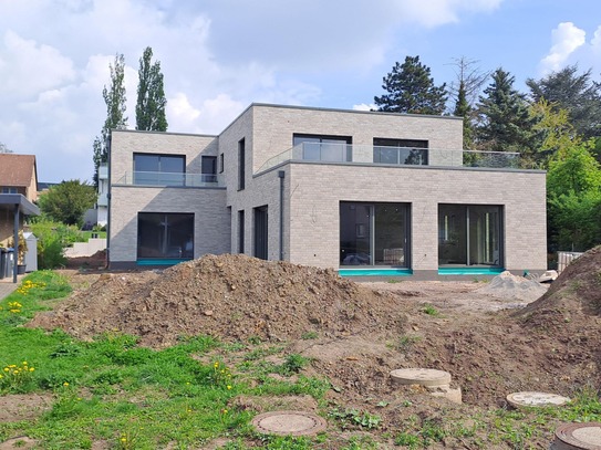 Vermietung einer repräsentativen Neubauwohnung im Obergeschoss eines Zweifamilienhauses