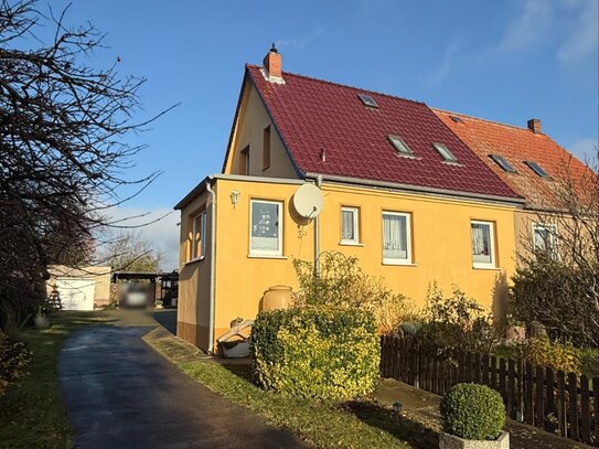 Charmante Doppelhaushälfte mit großem Grundstück in ruhiger Lage