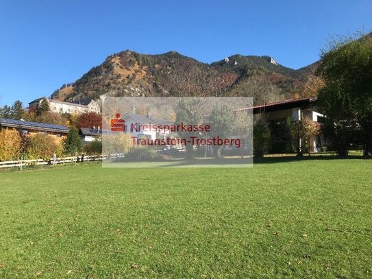 exklusives Baugrundstück mit Burg- und Bergblick in den Chiemgauer Alpen