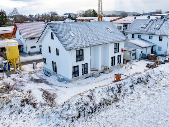 Energieeffizienter Neubau: Außergewöhnliche Doppelhaushälfte in guter Lage von Peiting