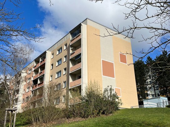 Aussichtsreiche Investition: 4-Raum-Wohnung mit Balkon und laufendem Mietvertrag