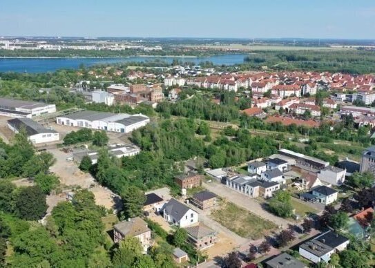 Grundstück mit Projekt und Baugenehmigung (rechts)