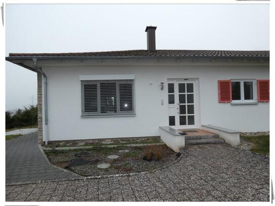 Bungalow-Wohnung in ruhiger, naturnaher Lage - 3-Zimmer-Wohnung mit Einbauküche, großer Terrasse, Garage und Carport