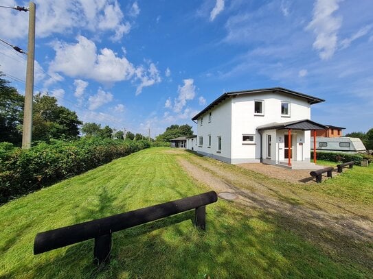 Gepflegtes Einfamilienhaus mit viel Platz, zwei Garagen und einer Gartenlaube