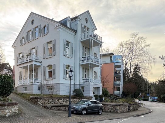 Dreizimmerwohnung in herrschaftlicher Villa, zentral in Badenweiler, Aufzug, Holzboden, neue EBK, Balkon