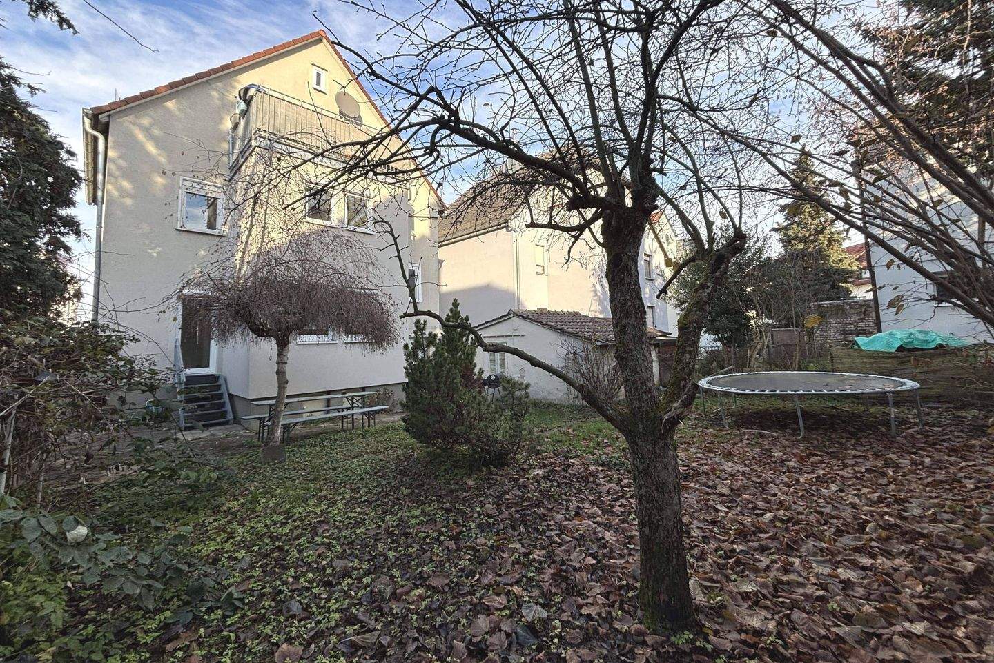 Gepflegtes 3-Familienhaus mit Garten in Stuttgart-Stammheim