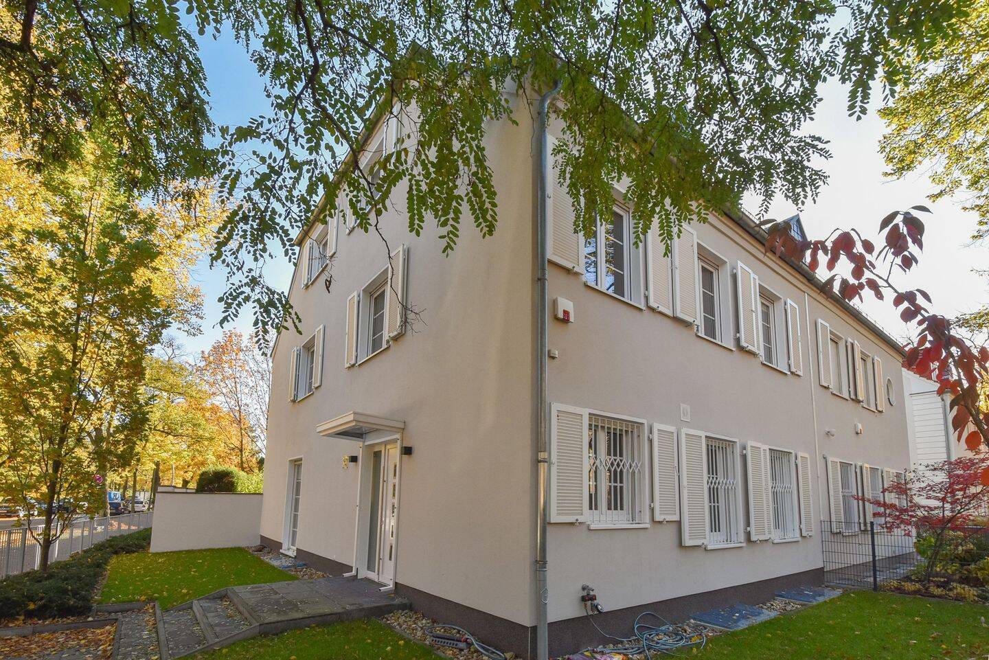 Stilvolle Doppelhaushälfte in begehrter Schmargendorfer Wohnlage mit idyllischem Garten - Foto 1