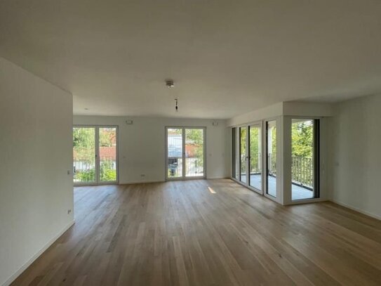 NEUBAU-ERSTBEZUG! TRAUMHAFTE - MODERNE 3-ZIMMER-Whg.mit 2 BALKONE + EBK +TG-PLATZ