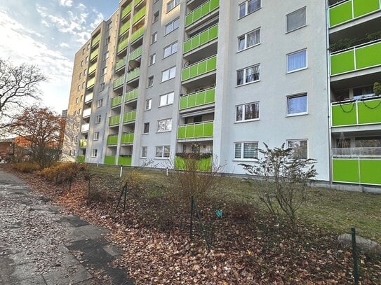 **MODERNISIERTE 2,5 ZIMMER ERDGESCHOSS WOHNUNG MIT BALKON UND DUSCHBAD**