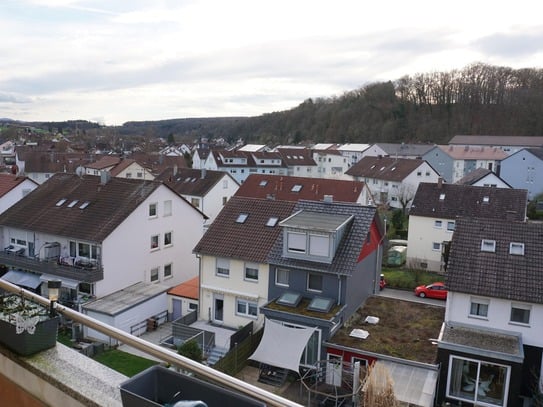 KURZFRISTIG FREI 2-Zimmer Wohnung im 4. OG mit Küche, Balkon, Bad, PKW Stellplatz