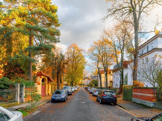 Villenviertel in Klotzsche: Balkon, EBK, Tageslichtbad, G-WC, 2 TG-Stellplätze (im KP nicht inkl.)!