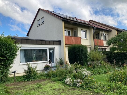 Reihenendhaus mit Anbau und großem Garten und Garage